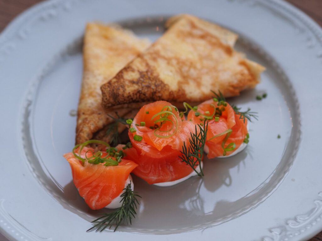 Smoked salmon with fresh herbs, a classic pairing for Chablis